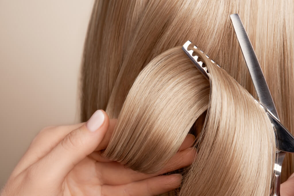 Efekt przed i po zabiegu przedłużania włosów keratynowych