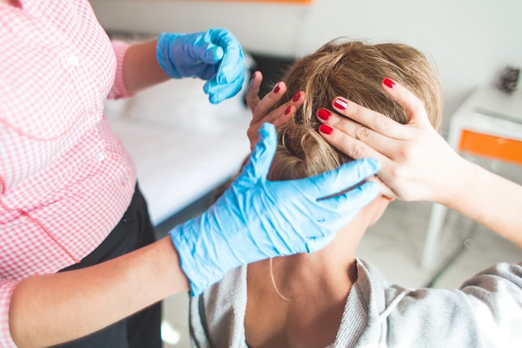 Zbliżenie na skórę głowy z widocznymi objawami problemów