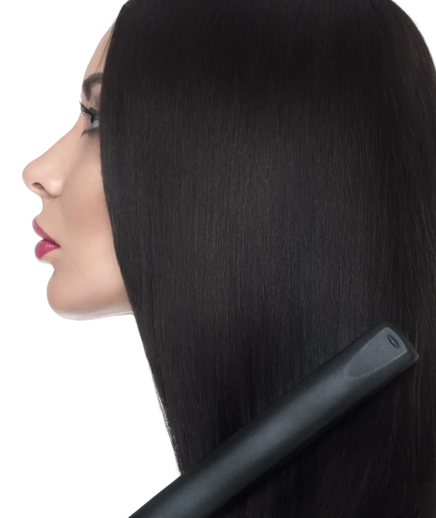 Kobieta przedłużająca włosy modelce podczas szkolenia fryzjerskiego