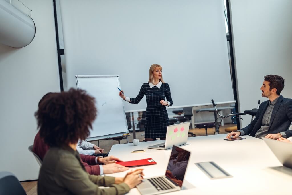 Kobieta planująca strategię rozwoju salonu fryzjerskiego