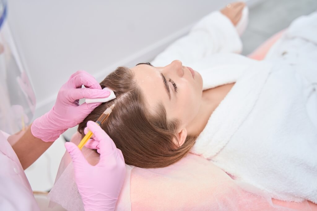 Zabieg trychologiczny na skórę głowy – profesjonalna terapia włosów w salonie w Warszawie